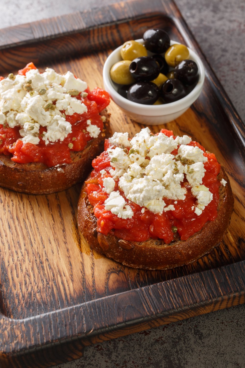 Dakos crétois avec tomate, fromage et huile d’olive