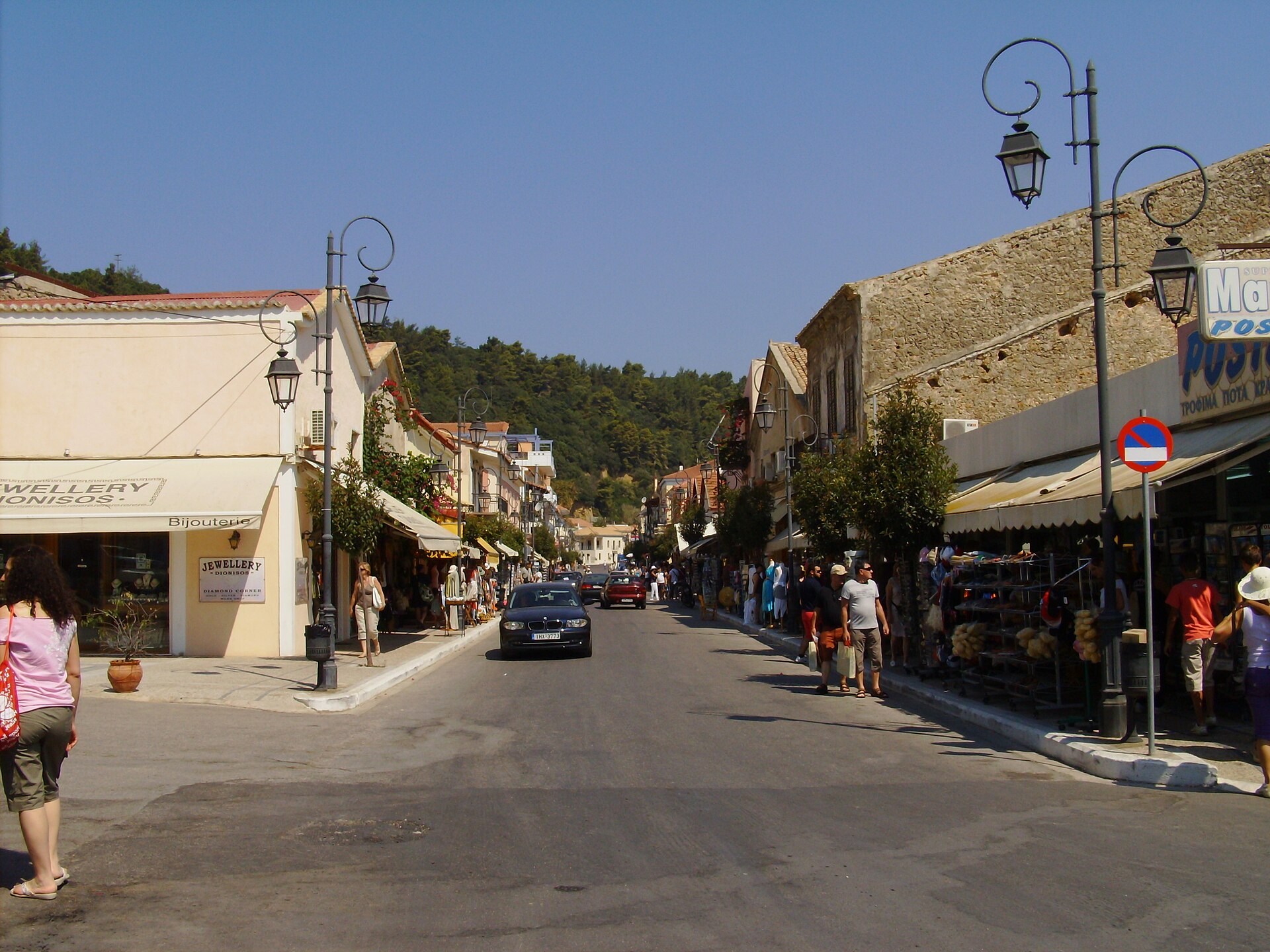 Front de mer de Katakolon avec restaurants et terrasses