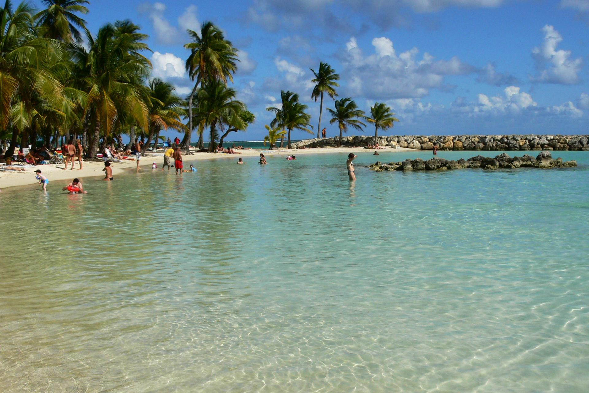 Plage de Guadeloupe accessible depuis Pointe-à-Pitre