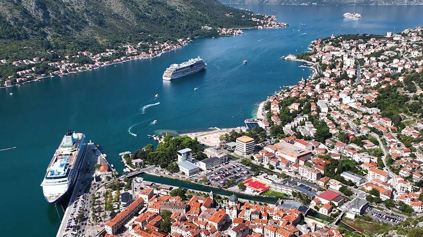 Port de Kotor avec les navires de croisière près de la vieille ville
