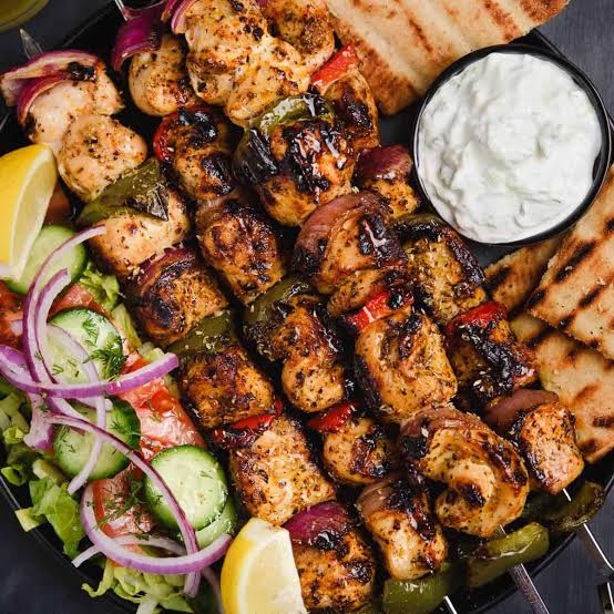Souvlaki grec servi avec accompagnement